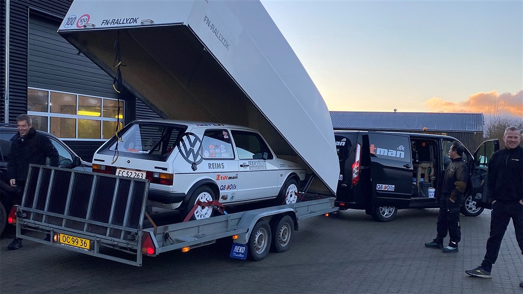 Kim Frandsen og Jan Østergaards servicemandskab har her gjort bilen klar, inden de tirsdag aften, den 25. januar startede mod Reims i Frankrig.
(Foto: rallypics.dk – Viggo Johansen)